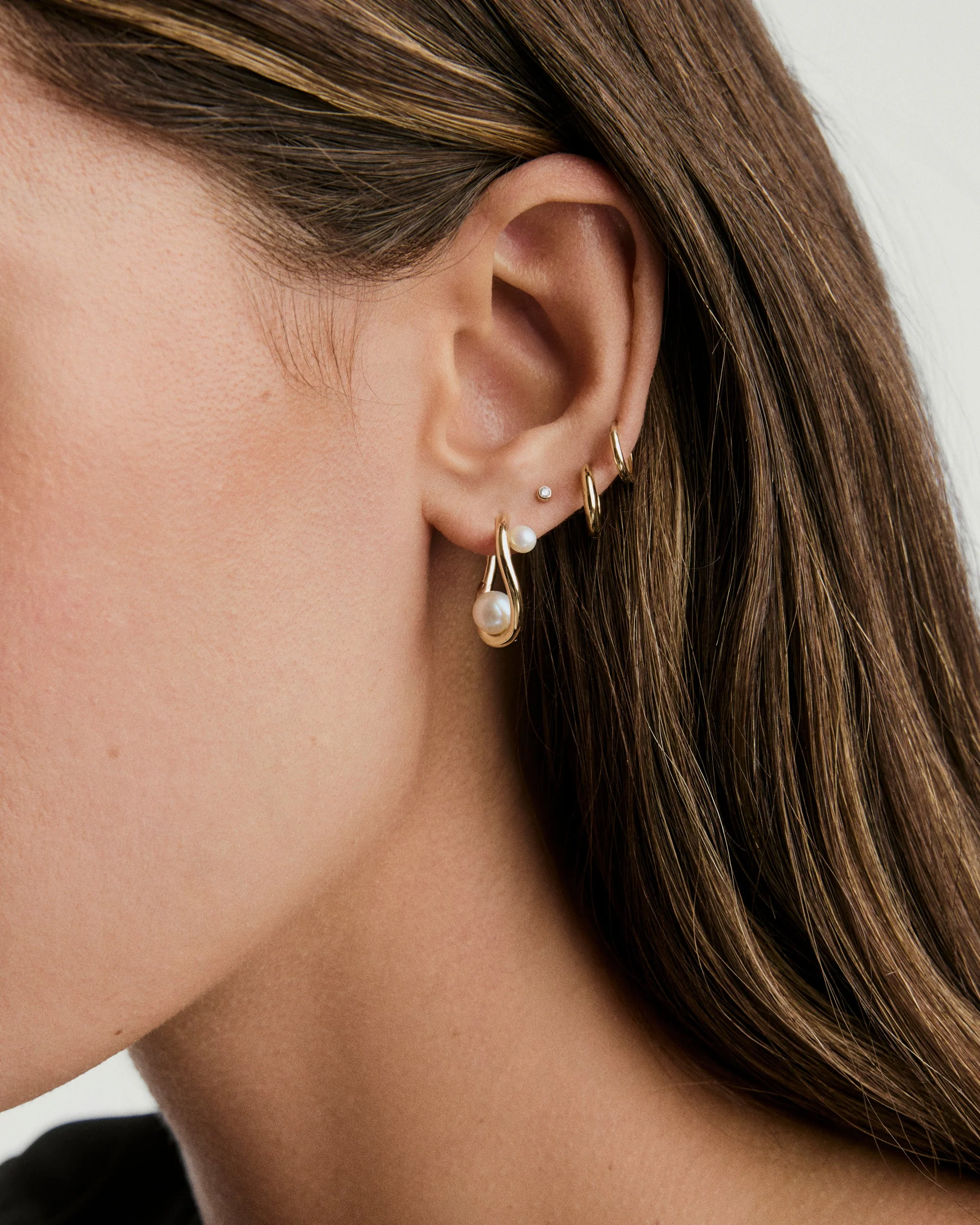 Dôme Figure Pearl Hoops - Image 4