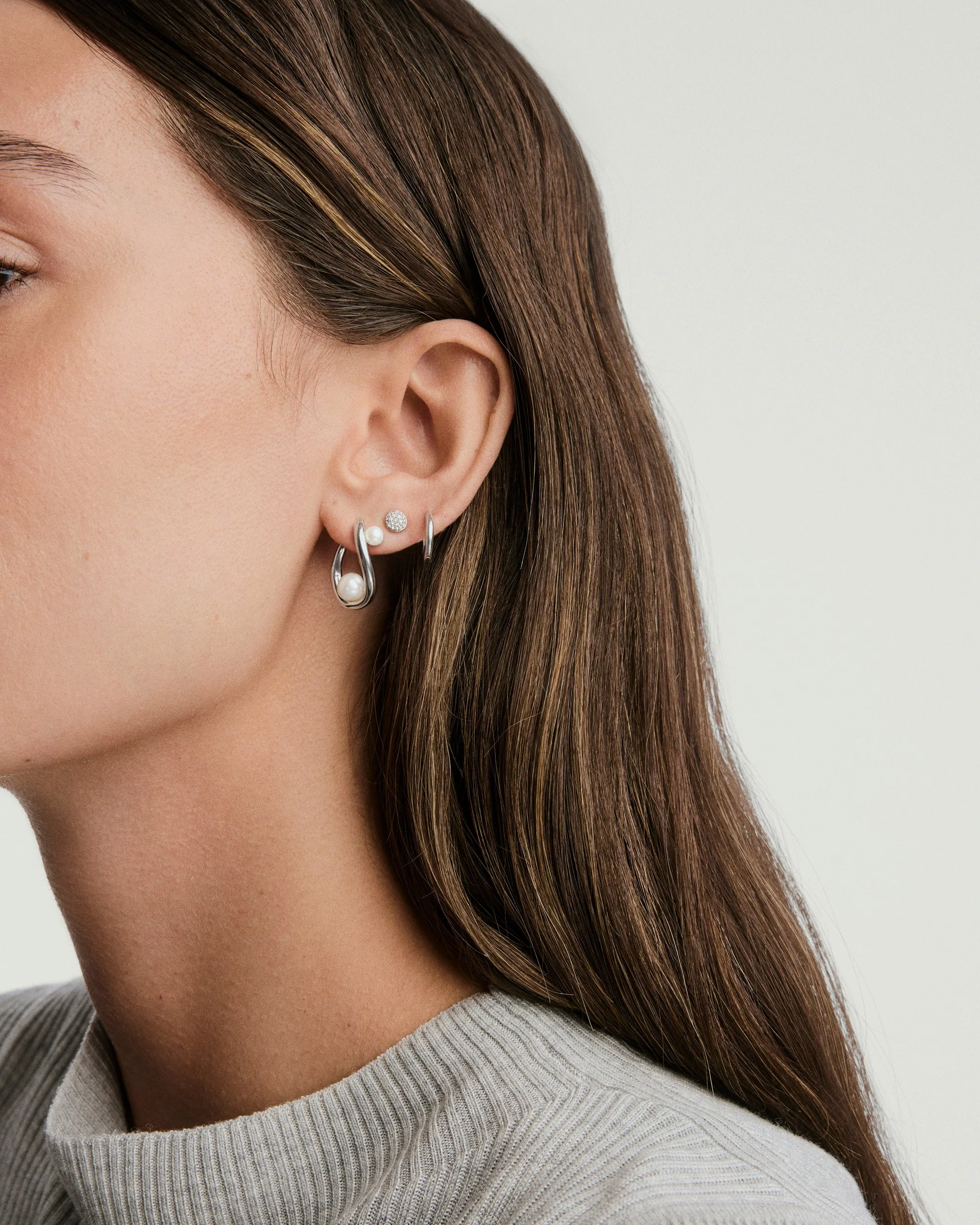 Dôme Figure Pearl Hoops - Image 6